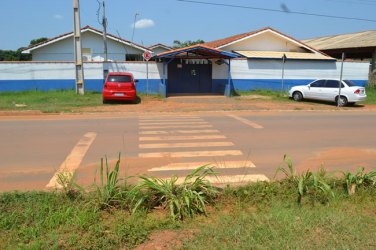 Pais de alunos reivindicam redutores de velocidade em frente a escolas infantis municipais
