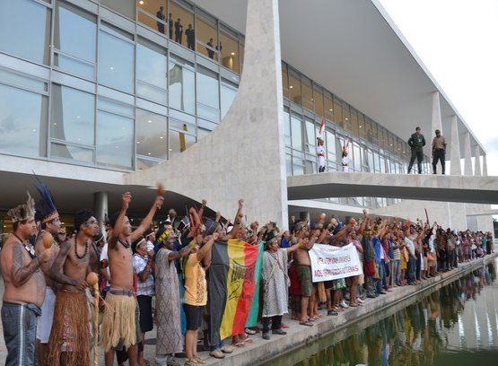 Índios, quilombolas e pescadores fazem manifestação no Palácio do Planalto