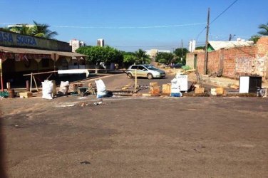 PROTESTO - Moradores fecham rua de bairro da área central da capital