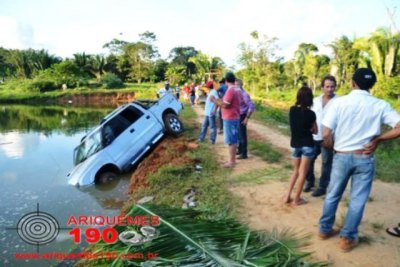 CACAULÂNDIA -  Caminhonete cai em represa e mata três pessoas 