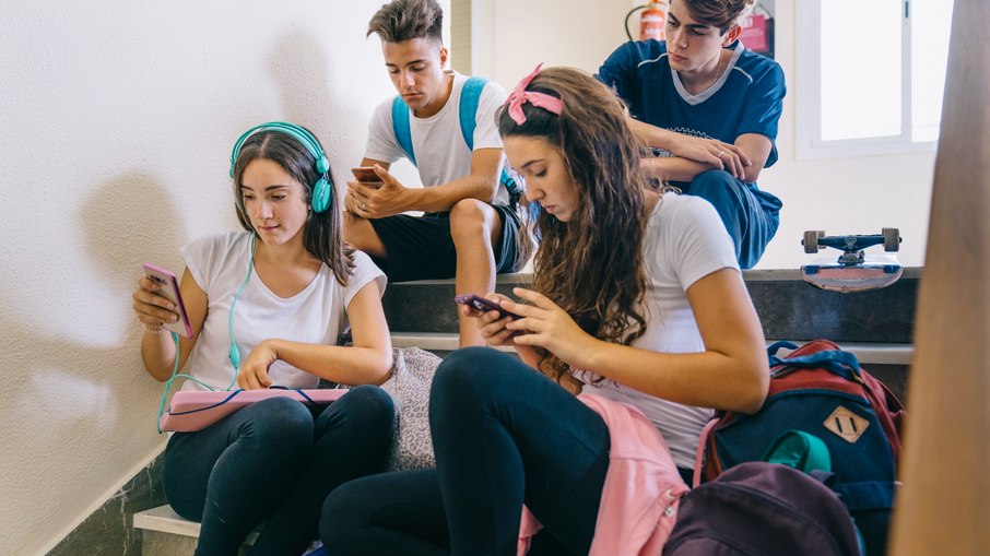 PROIBIÇÃO RIGOROSA: Redes sociais ignoram lei e menores de idade seguem usando