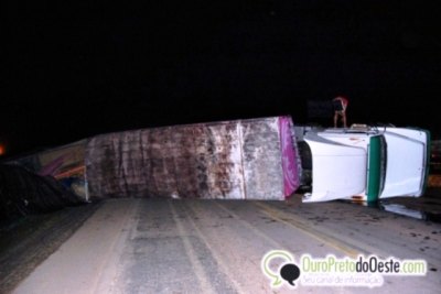 Carreta tomba ao passar em quebra molas em Ouro Preto do Oeste