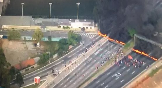 Manifestações contra o impeachment provocam congestionamento em São Paulo