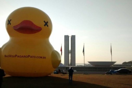 Campanha coloca pato inflável de 12 metros na Esplanada dos Ministérios