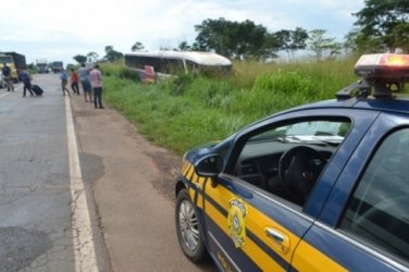 Ônibus tenta realizar ultrapassagem e colide com carreta na BR-364