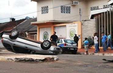 CENA DA CIDADE – Colisão deixa veículo capotado em via pública da capital – Fotos