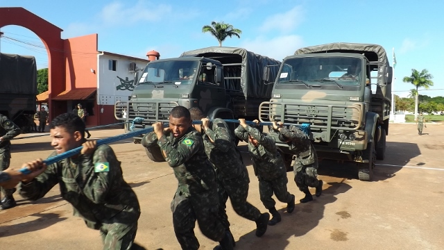 MILITARES EM FESTA: Militares realizam atividades em comemoração ao Dia do Exército