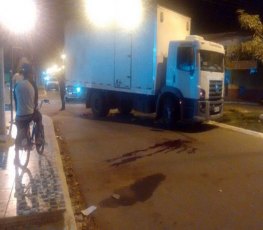 ACIDENTE - Idoso é atropelado por caminhão ao tentar atravessar rua