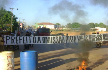 SEMTRAN - Moradores de residencial interditam Jatuarana e protestam contra omissão de prefeito Roberto Sobrinho - Confira fotos e vídeo