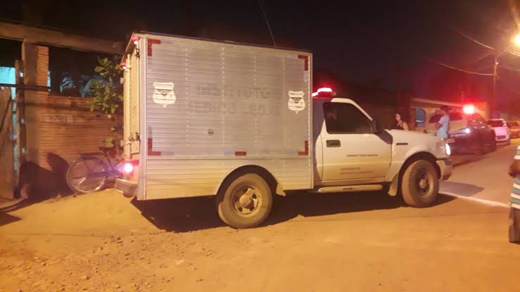 BÁRBARO: Vizinho invade residência, mata homem e tenta executar todos os familiares