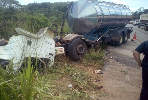 Acidente entre caminhão e carreta deixa três feridos