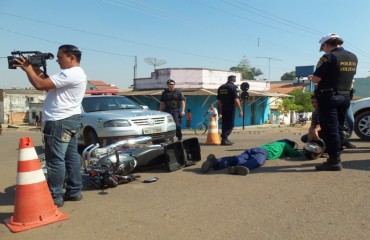 DANOS - Acidente em cruzamento envolve motoboy e uma Saveiro - VÍDEO