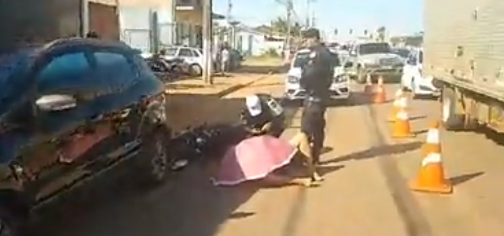 AO VIVO: Motociclista fica em estado grave ao bater em carro parado