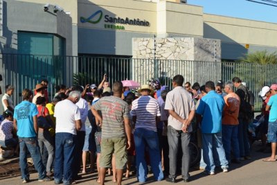 Manifestantes montam acampamento em frente a escritório da Santo Antônio Energia
