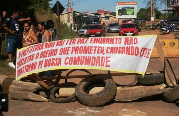 BURACÃO - Moradores do bairro Triângulo fecham estrada de Santo Antônio - Vídeo 