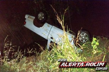 Motorista perde controle de camionete e  caí dentro de rio 