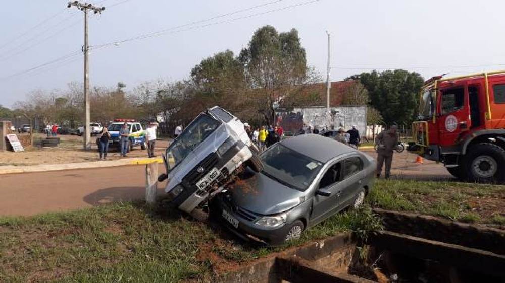 ASSISTA: Carro fica “montado” no outro após batida e bombeiros são acionados