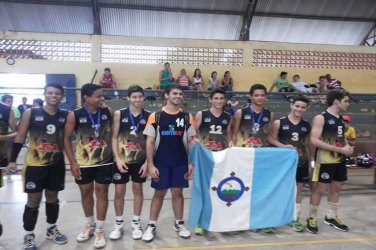 Equipe de Vôlei 5 troféus durante campeonato