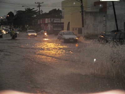 Chuva causa estragos nas ruas de Porto Velho