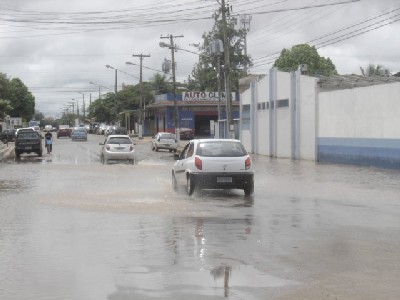 Bueiro entupido transforma via central da cidade numa “lagoa”