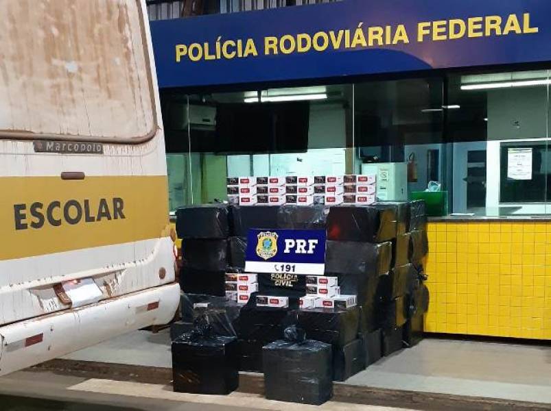 BR-364: Irmãos são presos fazendo contrabando de quase 35 mil maços de cigarros em ônibus escolar