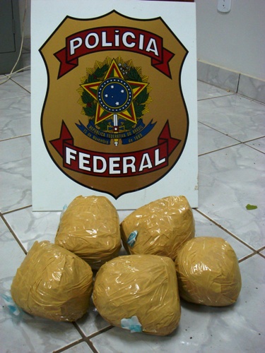 PF apreende 5kg de pasta base de cocaína