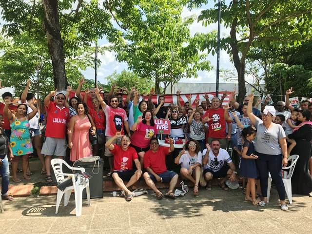 CAPITAL: Aniversário de Lula é comemorado com almoço coletivo na praça Marechal Rondon