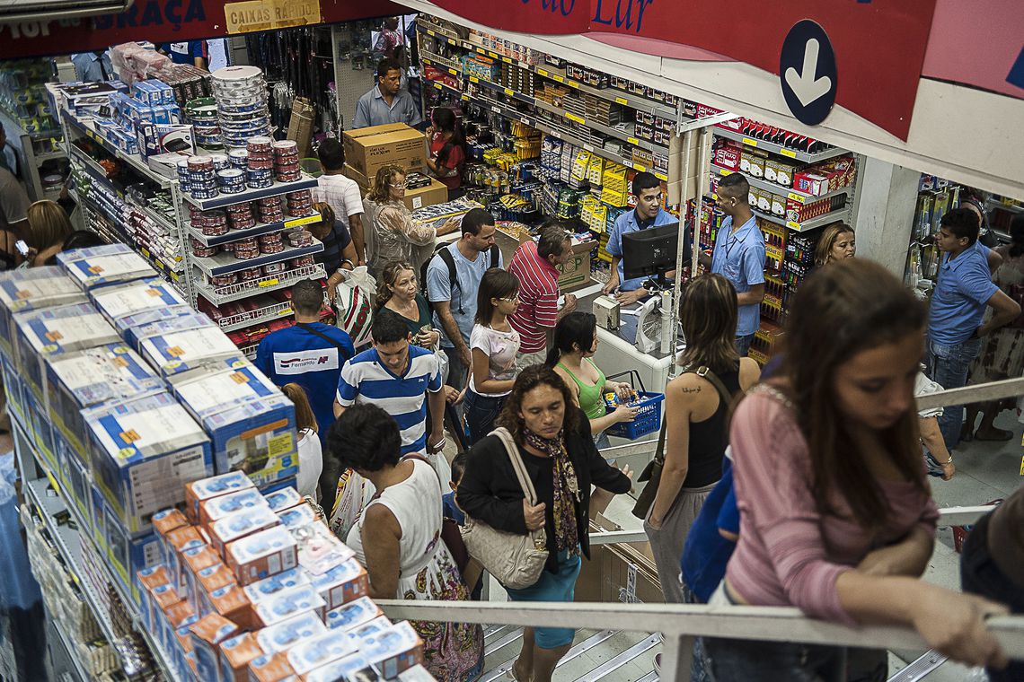 CONTAS: Endividamento de famílias brasileiras atinge maior patamar desde 2015