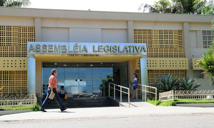 IRREGULARIDADES: TCE determina à ALE que não pague 14º e 15º salários a deputados