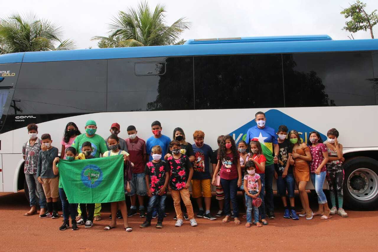 NATAL DE LUZ: Sargento Eyder Brasil contribui com natal das crianças da Vila Princesa