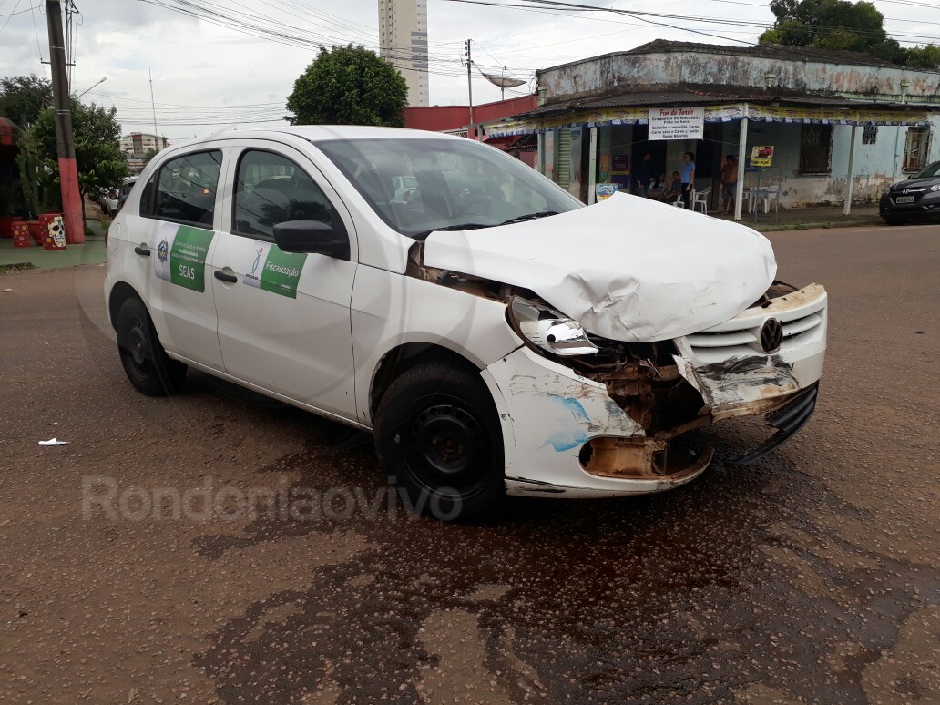 IMPRUDÊNCIA: Veículos oficiais se chocam em cruzamento na capital