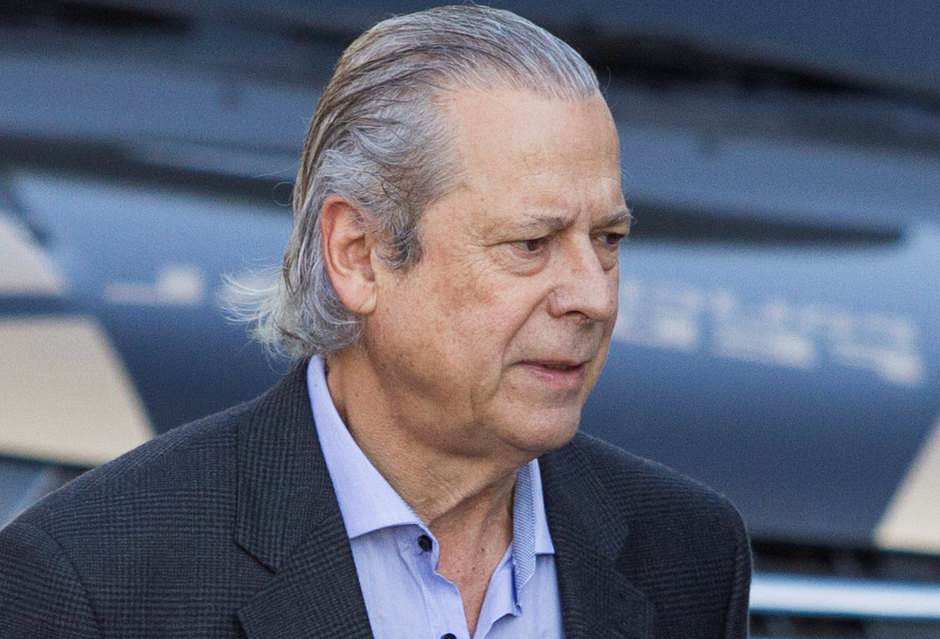 José Dirceu tem até 17h para se entregar à Polícia Federal