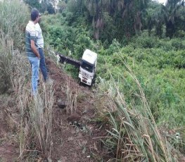 Carreta perde o controle ao frear em radar e cai na ribanceira