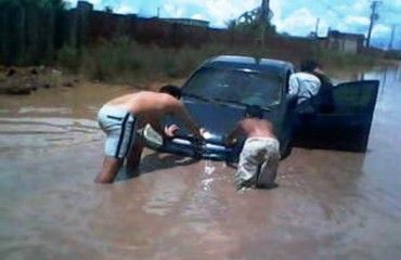 CENA DA CIDADE – Carro fica atolado até a metade na zona Leste da capital – Vídeo