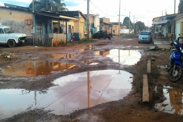 CENA DA CIDADE – Moradores de rua esburacada pedem ajuda a prefeitura