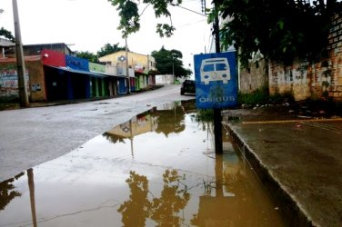 CENA DA CIDADE – Placa de parada de ônibus atolada em vala fica ao lado da secretaria de desenvolvimento