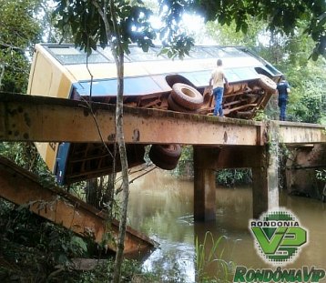 CACAULÂNDIA -  Ponte desaba com ônibus escolar em atividade 