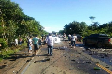 Choque entre duas carretas deixa dois mortos e três feridos
