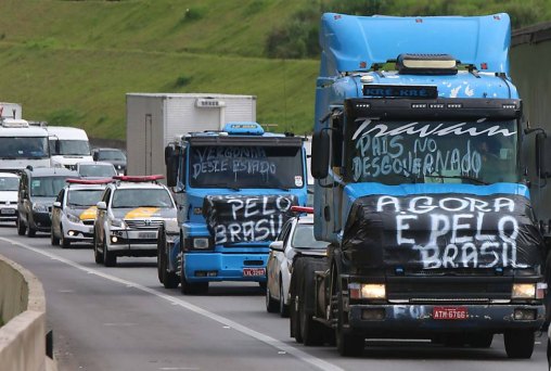 Caminhoneiros fazem protestos e bloqueiam rodovias no Brasil