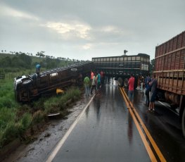 BR-364: Caminhão tomba durante tentativa de ultrapassagem