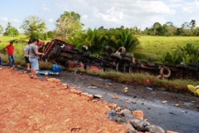 JARU - Acidente na BR 364 deixa  vítima em estado grave