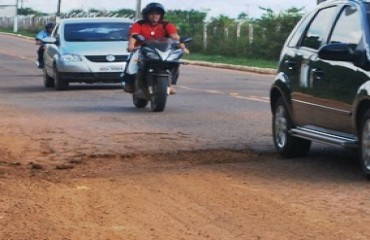 TRÂNSITO – Buraco na congestionada avenida Prudente de Moraes pode acarretar acidente fatal – Confira fotos