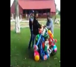 Vendedor de balão é preso na praça por desacato a fiscais - VÍDEO