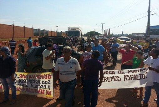 População fecha trecho da Estrada da Penal e pede melhorias