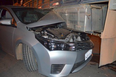 Corolla fica destruído em acidente com caminhão 
