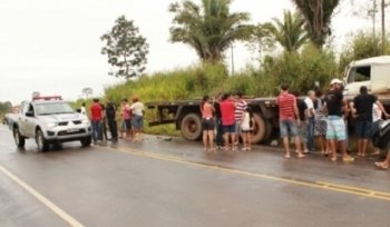 MONTE NEGRO – Acidente entre carreta e moto deixa uma vítima fatal 