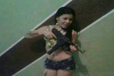 'Modelo' da zona Leste que se exibia com armas no WhatsApp é presa pela PM