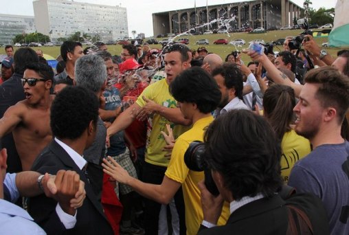  Manifestantes anti-Dilma entram em confronto em frente ao Congresso