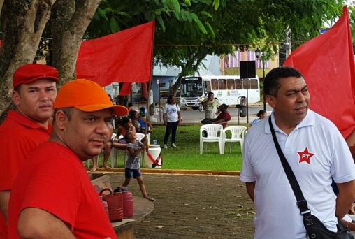 PRO DILMA – Militantes se reúnem na Praça das Três Caixas D’agua - VÍDEO