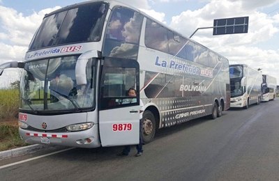 PARADOS PELA PRF - Ônibus com bolivianos estariam indo à manifestação pró-Dilma